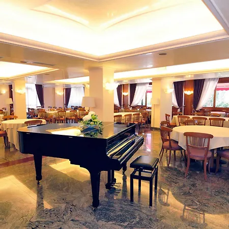 Hotel Apeneste 3*