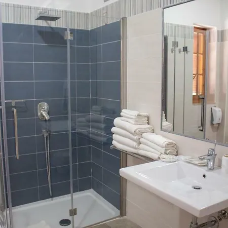 Apeneste Hotel 3*