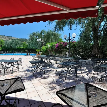 Отель Apeneste 3*