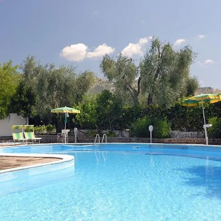 Apeneste Маттината